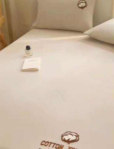 91家纺网 家纺一手货源 找家纺 早晨家纺 2025新款色织纯棉水洗棉毛巾绣床笠 流年床笠-米咖