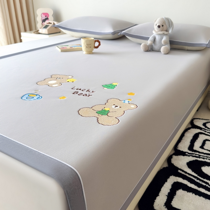 91家纺网 家纺一手货源 找家纺 九花鹿 2025新款凉感PE卡通冰丝席-凉席款 幸运熊