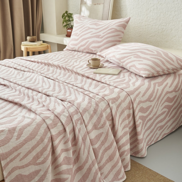 91家纺网 家纺一手货源 找家纺 早晨家纺 2025新款三层纱纯棉提花床单 斑马纹床单-豆沙