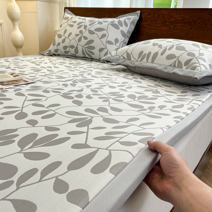 91家纺网 家纺一手货源 找家纺 宜代光年 2025新款冷凝丝提花凉席多功能地垫 凉感叶繁床垫-灰