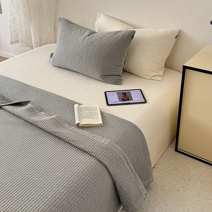 91家纺网 家纺一手货源 找家纺 期遇家居 2025新款60支床盖极简直条绗缝韩国砂洗染色双面全棉纯棉床盖 极简砂洗灰