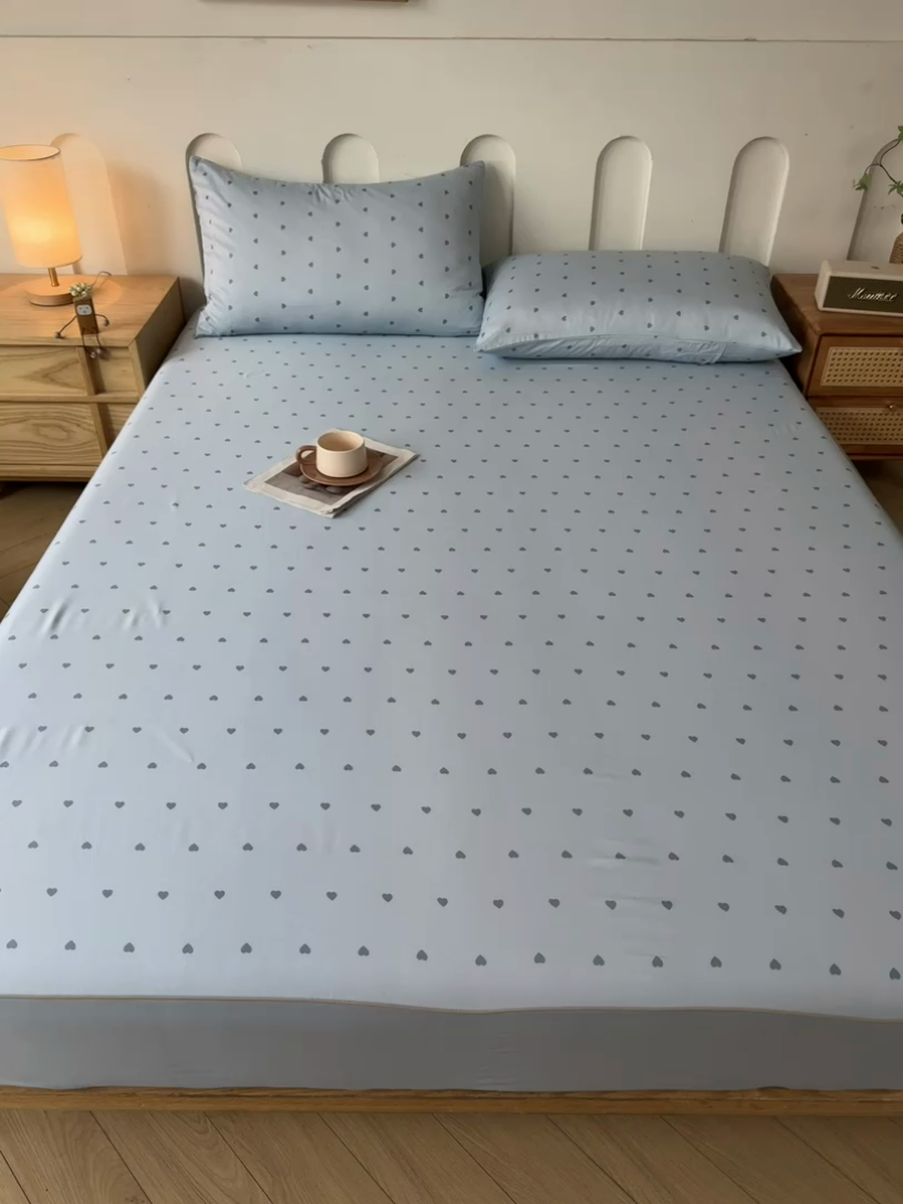 91家纺网 家纺一手货源 找家纺 笠裙家纺 2025新款进口凉感莱赛尔天丝床笠套三件套 爱心蓝