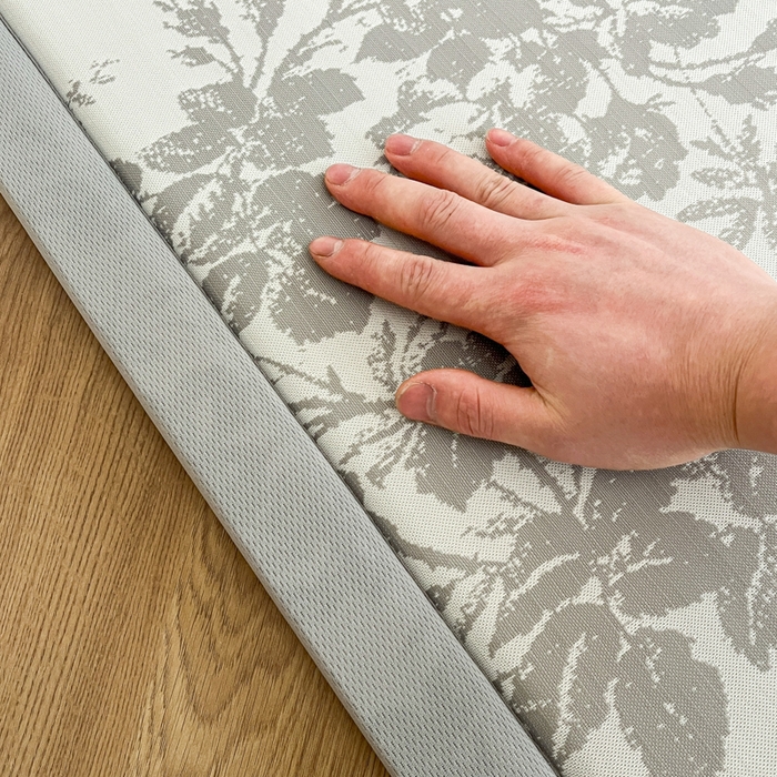 91家纺网 家纺一手货源 找家纺 宜代光年 2025新款冷凝丝提花凉席多功能地垫 凉感繁花床垫-灰