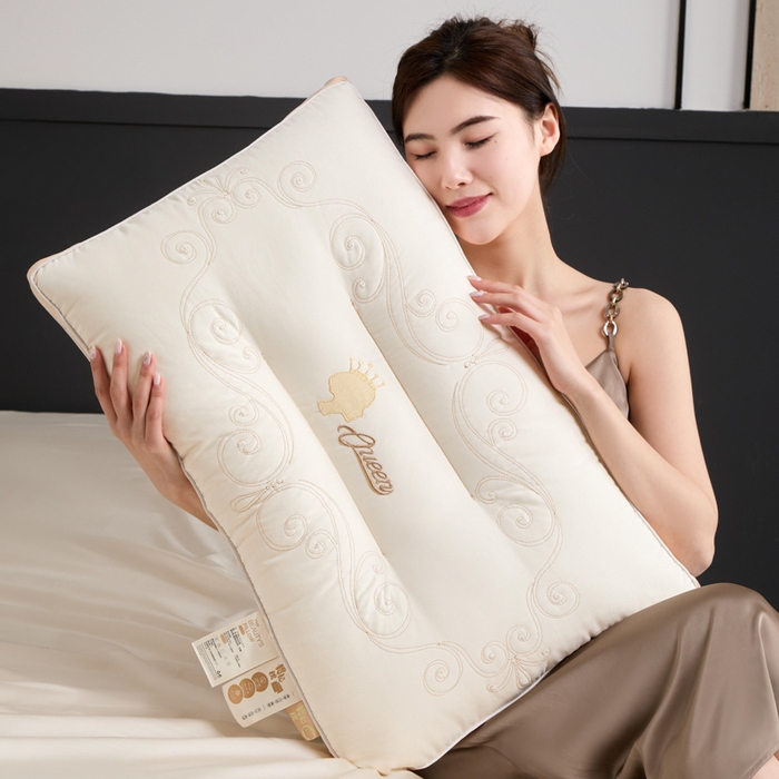 91家纺网 家纺一手货源 找家纺 （总）昕科 2025新款立体绣花贵妃枕-刺绣成人枕头性价比高枕芯