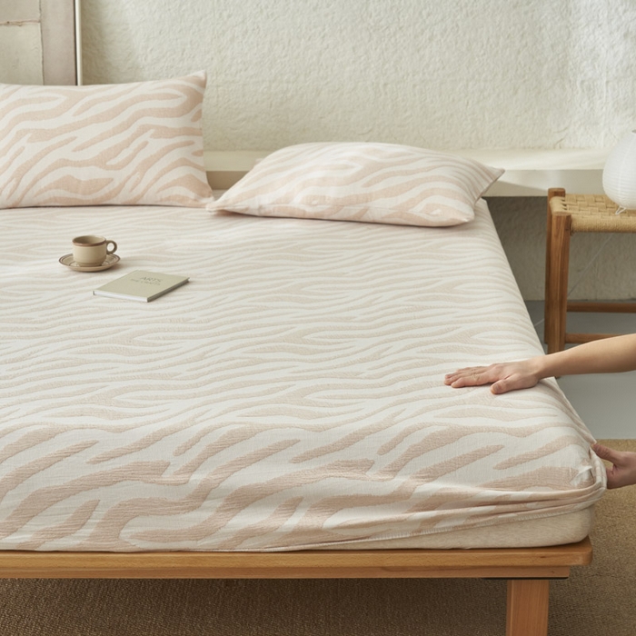 91家纺网 家纺一手货源 找家纺 早晨家纺 2025新款三层纱纯棉提花床笠 斑马纹床笠-咖色