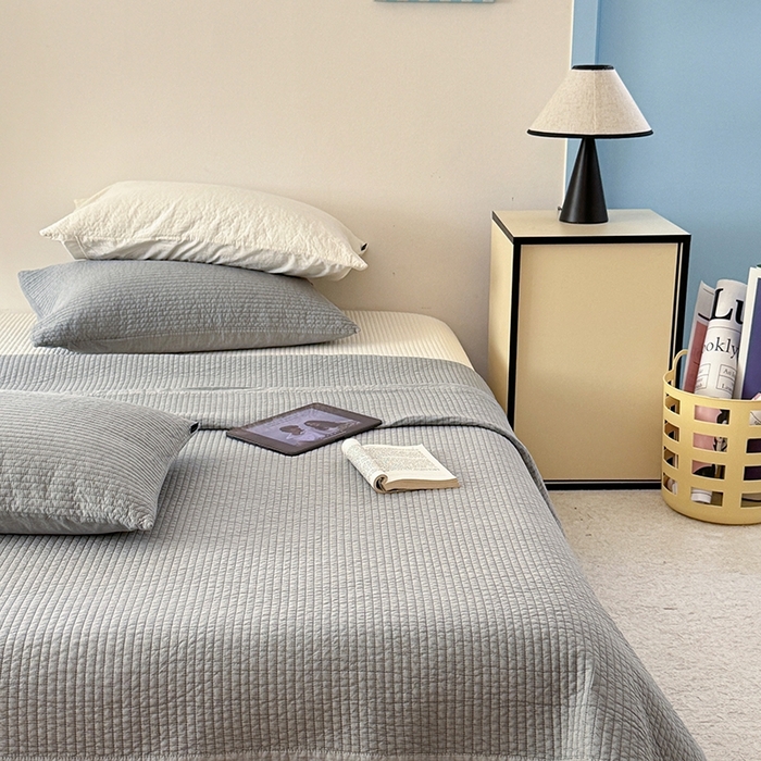 91家纺网 家纺一手货源 找家纺 期遇家居 2025新款60支床盖极简直条绗缝韩国砂洗染色双面全棉纯棉床盖 极简砂洗灰