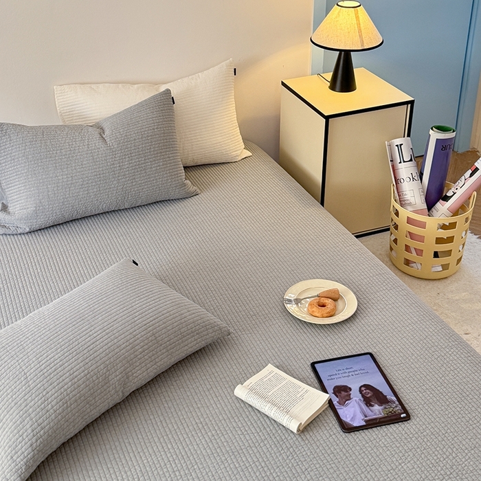 91家纺网 家纺一手货源 找家纺 期遇家居 2025新款60支床盖极简直条绗缝韩国砂洗染色双面全棉纯棉床盖 极简砂洗灰