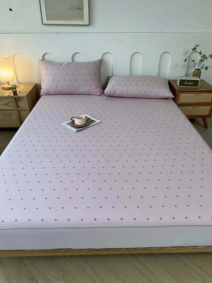 91家纺网 家纺一手货源 找家纺 笠裙家纺 2025新款进口凉感莱赛尔天丝床笠套三件套 爱心粉