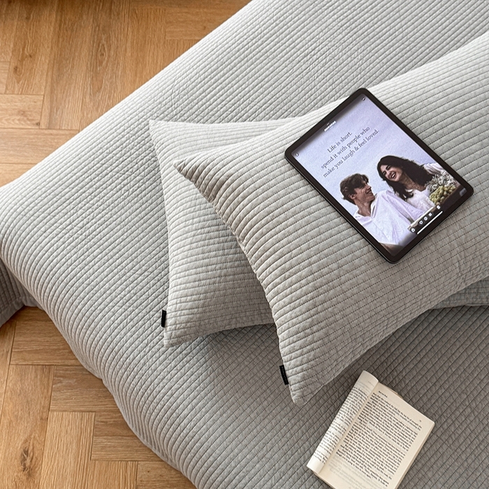 91家纺网 家纺一手货源 找家纺 期遇家居 2025新款60支床盖极简直条绗缝韩国砂洗染色双面全棉纯棉床盖 极简砂洗灰