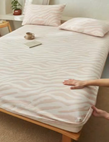 91家纺网 家纺一手货源 找家纺 早晨家纺 2025新款三层纱纯棉提花床笠 斑马纹床笠-咖色