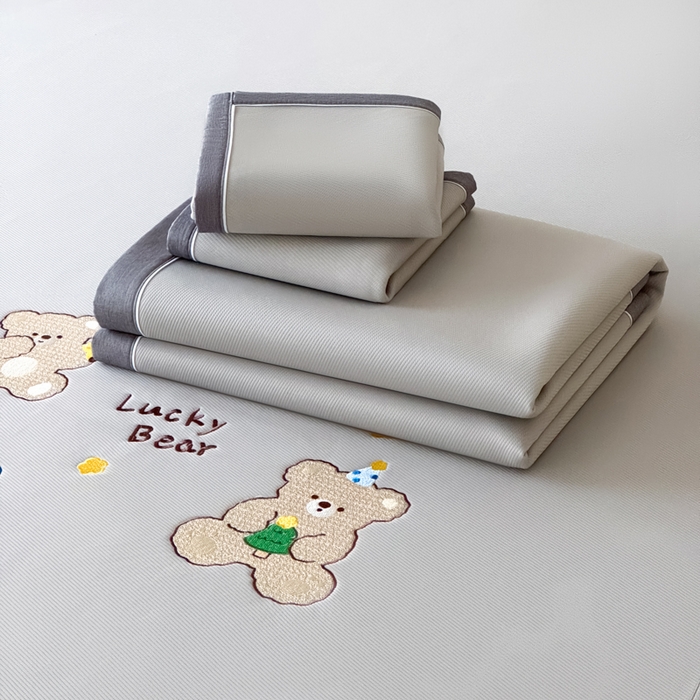 91家纺网 家纺一手货源 找家纺 九花鹿 2025新款凉感PE卡通冰丝席-凉席款 幸运熊