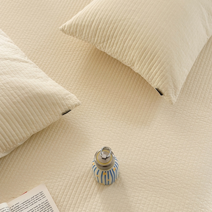 91家纺网 家纺一手货源 找家纺 期遇家居 2025新款60支床盖极简直条绗缝韩国砂洗染色双面全棉纯棉床盖 极简砂洗黄