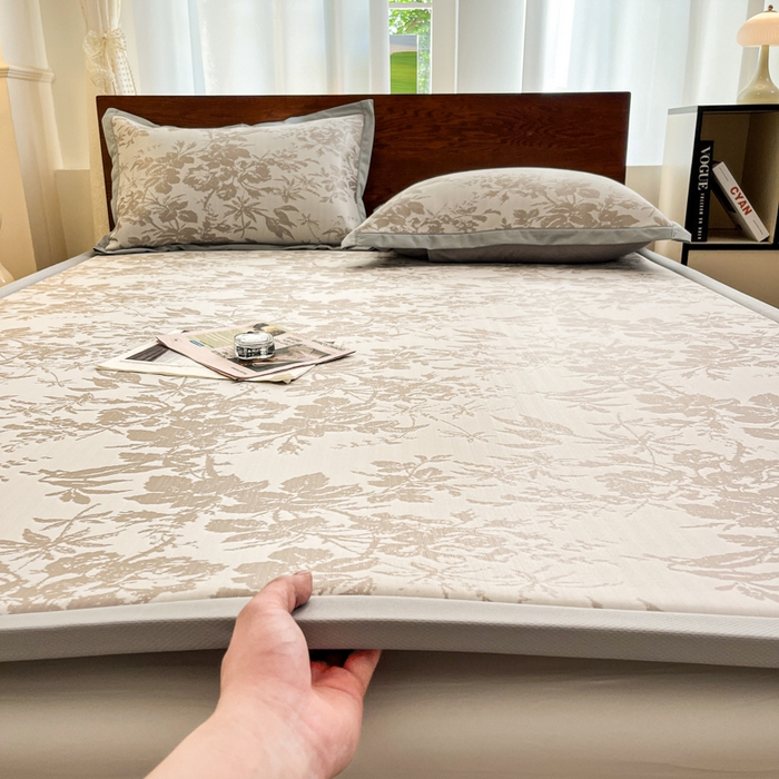 91家纺网 家纺一手货源 找家纺 宜代光年 2025新款冷凝丝提花凉席多功能地垫 凉感繁花床垫-咖