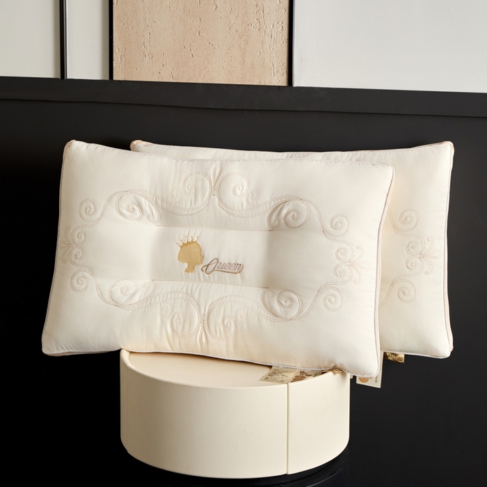 91家纺网 家纺一手货源 找家纺 （总）昕科 2025新款立体绣花贵妃枕-刺绣成人枕头性价比高枕芯