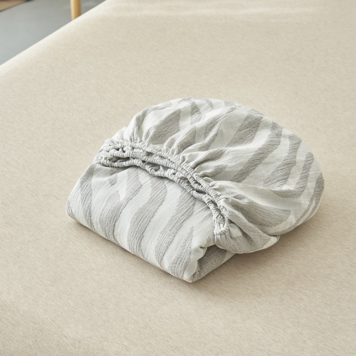 91家纺网 家纺一手货源 找家纺 早晨家纺 2025新款三层纱纯棉提花床笠 斑马纹床笠-浅灰