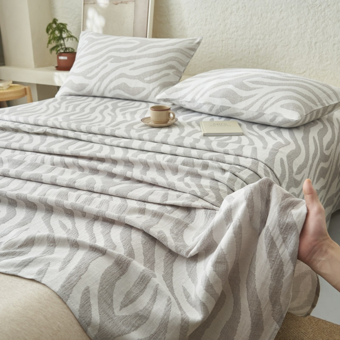 91家纺网 家纺一手货源 找家纺 早晨家纺 2025新款三层纱纯棉提花床单 斑马纹床单-浅灰