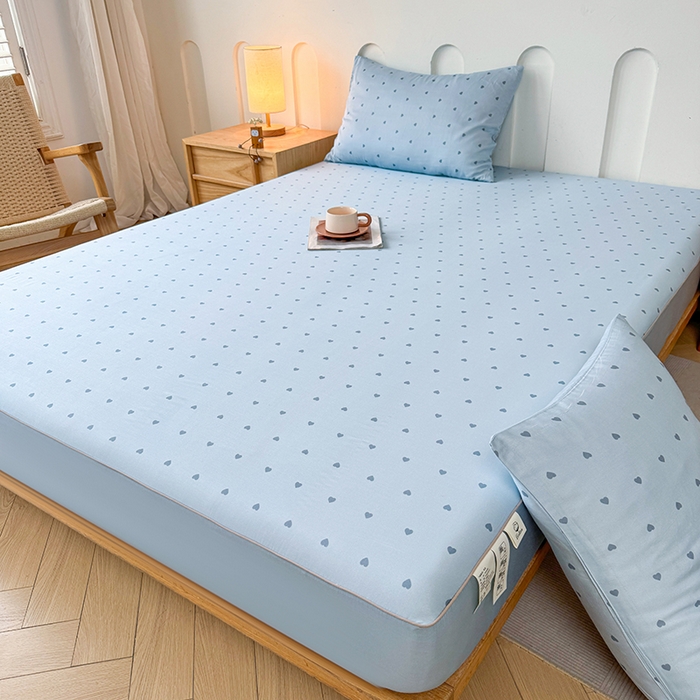 91家纺网 家纺一手货源 找家纺 笠裙家纺 2025新款进口凉感莱赛尔天丝床笠套三件套 爱心蓝