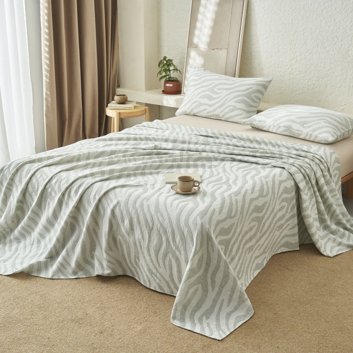 91家纺网 家纺一手货源 找家纺 早晨家纺 2025新款三层纱纯棉提花床单 斑马纹床单-浅蓝