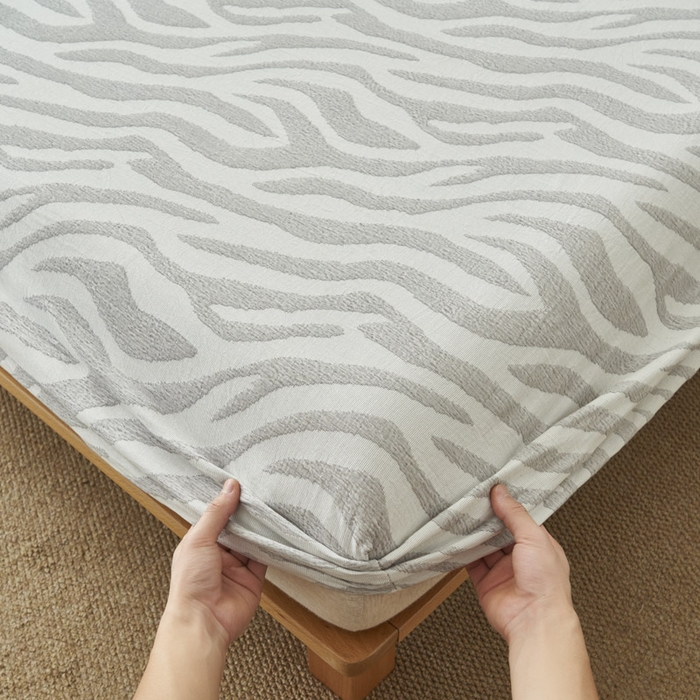 91家纺网 家纺一手货源 找家纺 早晨家纺 2025新款三层纱纯棉提花床笠 斑马纹床笠-浅灰