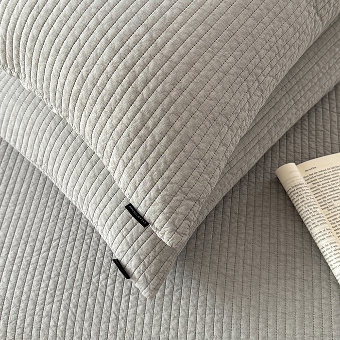 91家纺网 家纺一手货源 找家纺 期遇家居 2025新款60支床盖极简直条绗缝韩国砂洗染色双面全棉纯棉床盖 极简砂洗灰