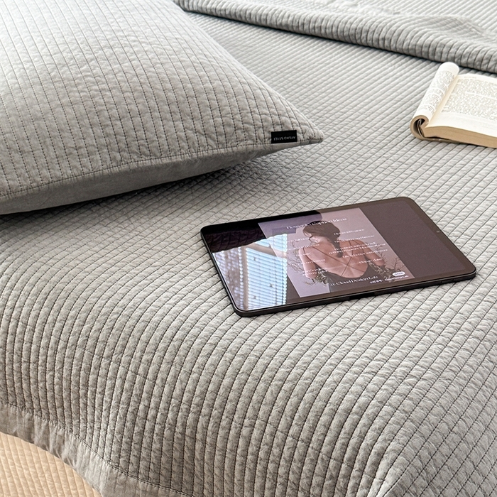 91家纺网 家纺一手货源 找家纺 期遇家居 2025新款60支床盖极简直条绗缝韩国砂洗染色双面全棉纯棉床盖 极简砂洗灰