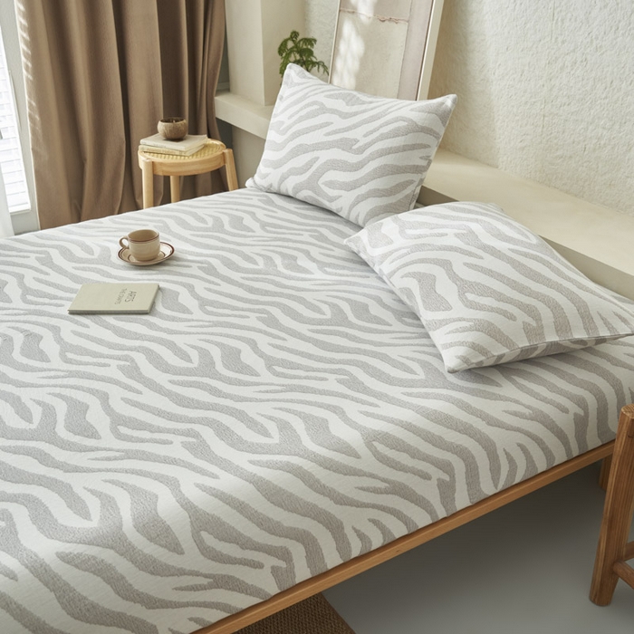 91家纺网 家纺一手货源 找家纺 早晨家纺 2025新款三层纱纯棉提花床笠 斑马纹床笠-浅灰