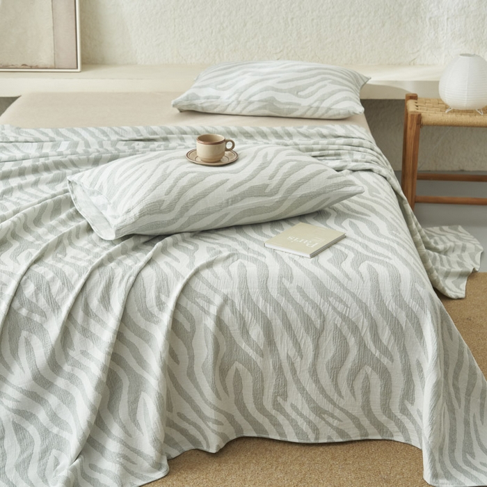 91家纺网 家纺一手货源 找家纺 早晨家纺 2025新款三层纱纯棉提花床单 斑马纹床单-浅蓝