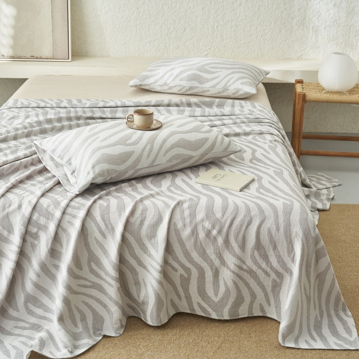 91家纺网 家纺一手货源 找家纺 早晨家纺 2025新款三层纱纯棉提花床单 斑马纹床单-浅灰