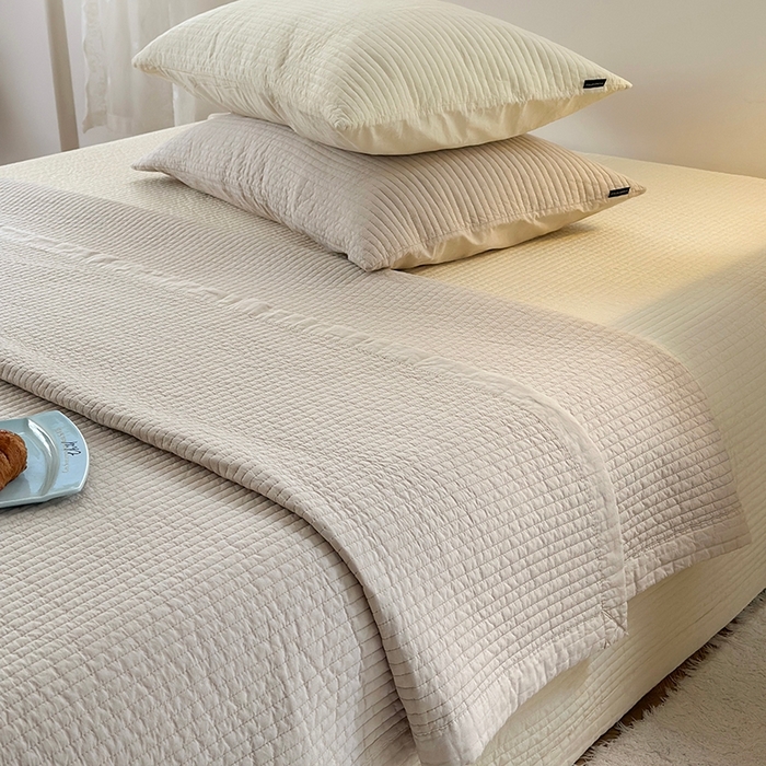 91家纺网 家纺一手货源 找家纺 期遇家居 2025新款60支床盖极简直条绗缝韩国砂洗染色双面全棉纯棉床盖 极简砂洗咖