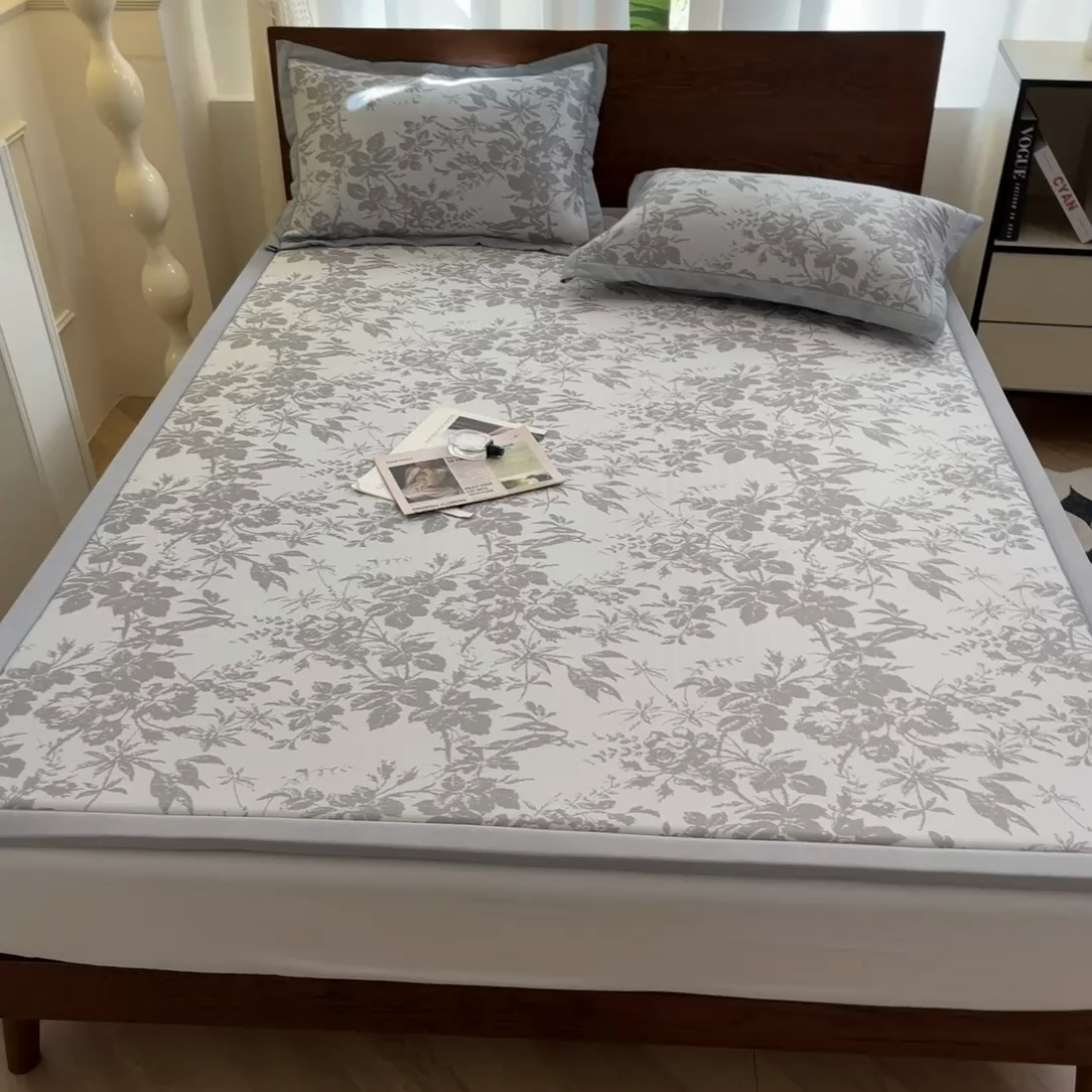 91家纺网 家纺一手货源 找家纺 宜代光年 2025新款冷凝丝提花凉席多功能地垫 凉感繁花床垫-灰