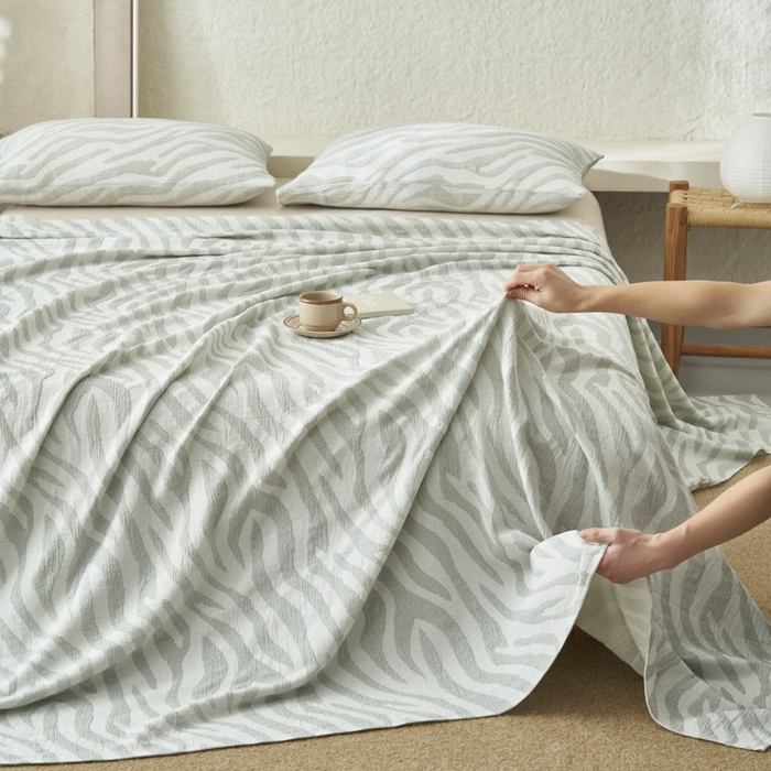 91家纺网 家纺一手货源 找家纺 早晨家纺 2025新款三层纱纯棉提花床单 斑马纹床单-浅蓝