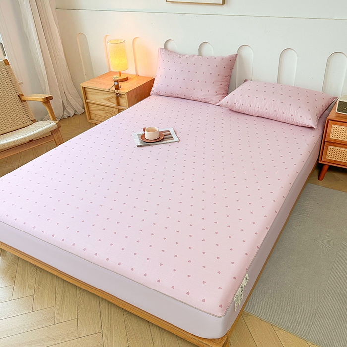 91家纺网 家纺一手货源 找家纺 笠裙家纺 2025新款进口凉感莱赛尔天丝床笠套三件套 爱心粉