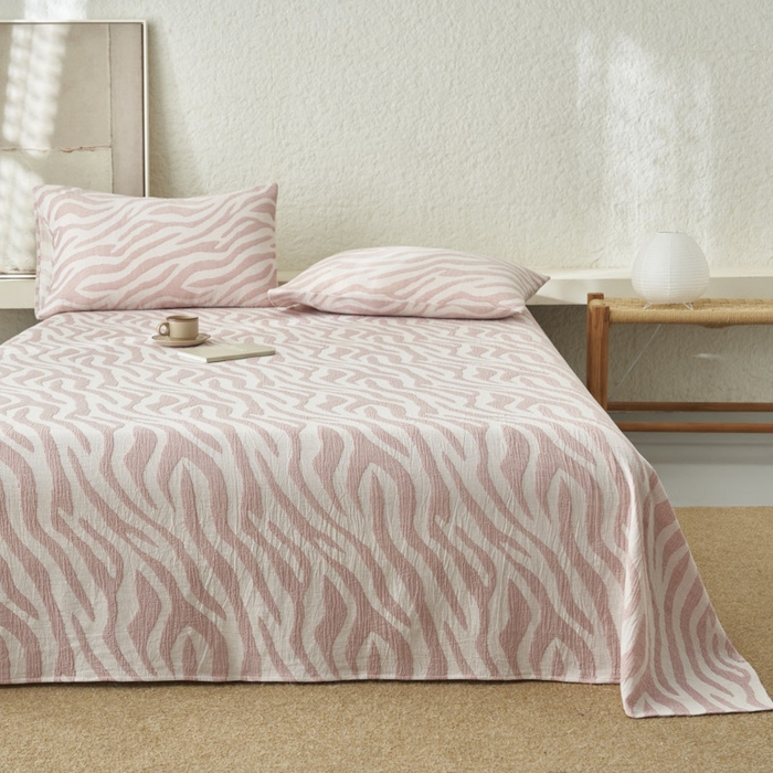 91家纺网 家纺一手货源 找家纺 早晨家纺 2025新款三层纱纯棉提花床单 斑马纹床单-豆沙