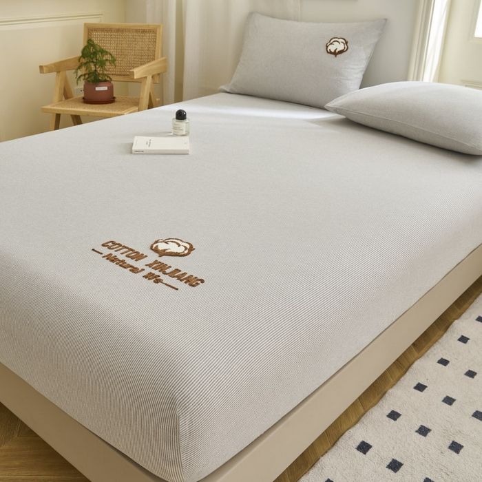 91家纺网 家纺一手货源 找家纺 早晨家纺 2025新款色织纯棉水洗棉毛巾绣床笠 流年床笠-深灰