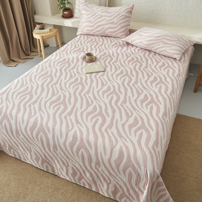 91家纺网 家纺一手货源 找家纺 早晨家纺 2025新款三层纱纯棉提花床单 斑马纹床单-豆沙