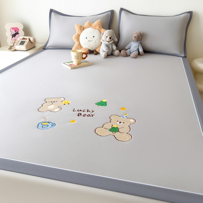 91家纺网 家纺一手货源 找家纺 九花鹿 2025新款凉感PE卡通冰丝席-凉席款 幸运熊