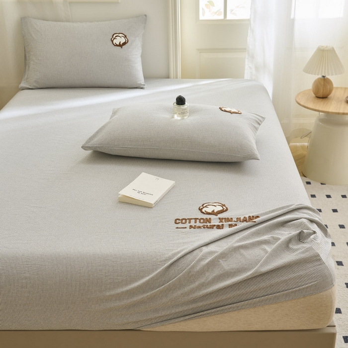 91家纺网 家纺一手货源 找家纺 早晨家纺 2025新款色织纯棉水洗棉毛巾绣床笠 流年床笠-深灰