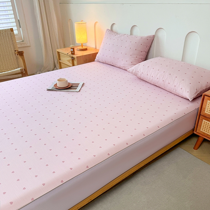 91家纺网 家纺一手货源 找家纺 笠裙家纺 2025新款进口凉感莱赛尔天丝床笠套三件套 爱心粉