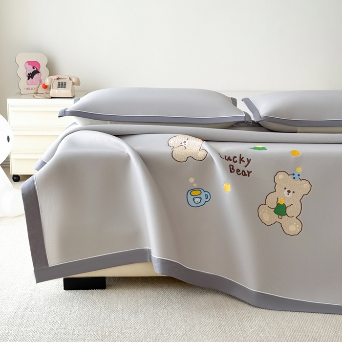 91家纺网 家纺一手货源 找家纺 九花鹿 2025新款凉感PE卡通冰丝席-凉席款 幸运熊