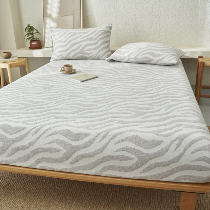 91家纺网 家纺一手货源 找家纺 早晨家纺 2025新款三层纱纯棉提花床笠 斑马纹床笠-浅灰