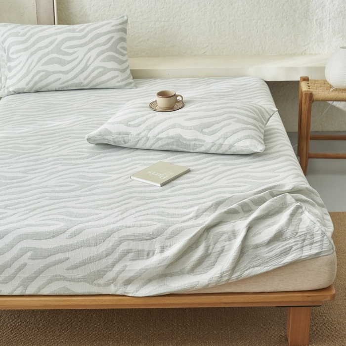 91家纺网 家纺一手货源 找家纺 早晨家纺 2025新款三层纱纯棉提花床笠 斑马纹床笠-浅蓝