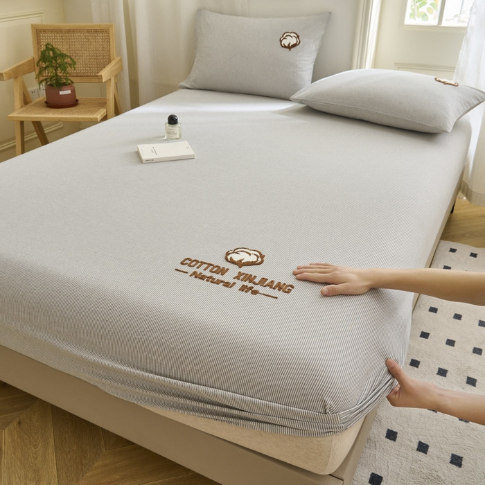 91家纺网 家纺一手货源 找家纺 早晨家纺 2025新款色织纯棉水洗棉毛巾绣床笠 流年床笠-深灰