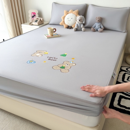 91家纺网 家纺一手货源 找家纺 九花鹿 2025新款凉感PE卡通冰丝席-床笠款 床笠款-幸运熊