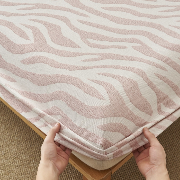 91家纺网 家纺一手货源 找家纺 早晨家纺 2025新款三层纱纯棉提花床笠 斑马纹床笠-豆沙