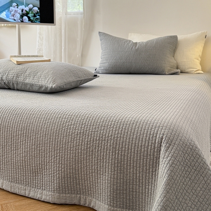 91家纺网 家纺一手货源 找家纺 期遇家居 2025新款60支床盖极简直条绗缝韩国砂洗染色双面全棉纯棉床盖 极简砂洗灰