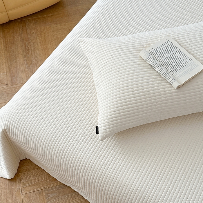 91家纺网 家纺一手货源 找家纺 期遇家居 2025新款60支床盖极简直条绗缝韩国砂洗染色双面全棉纯棉床盖 极简砂洗白