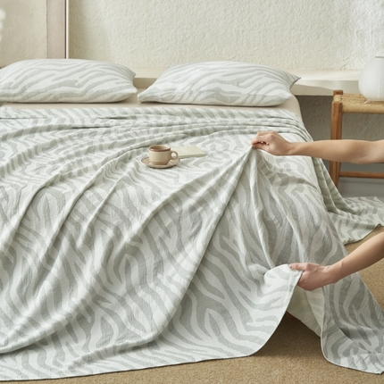 91家纺网 家纺一手货源 找家纺 早晨家纺 2025新款三层纱纯棉提花床单 斑马纹床单-浅蓝