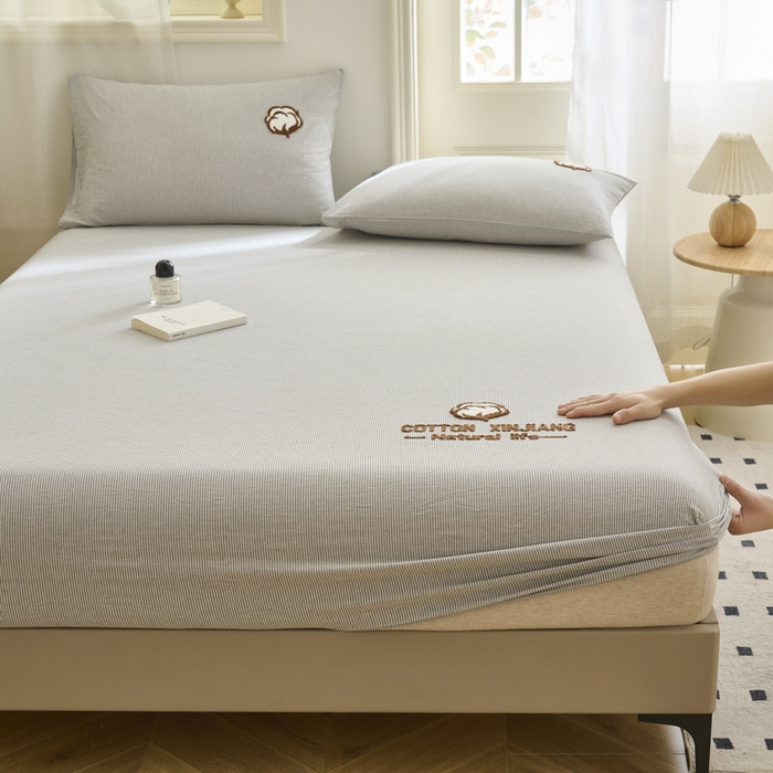 91家纺网 家纺一手货源 找家纺 早晨家纺 2025新款色织纯棉水洗棉毛巾绣床笠 流年床笠-深灰