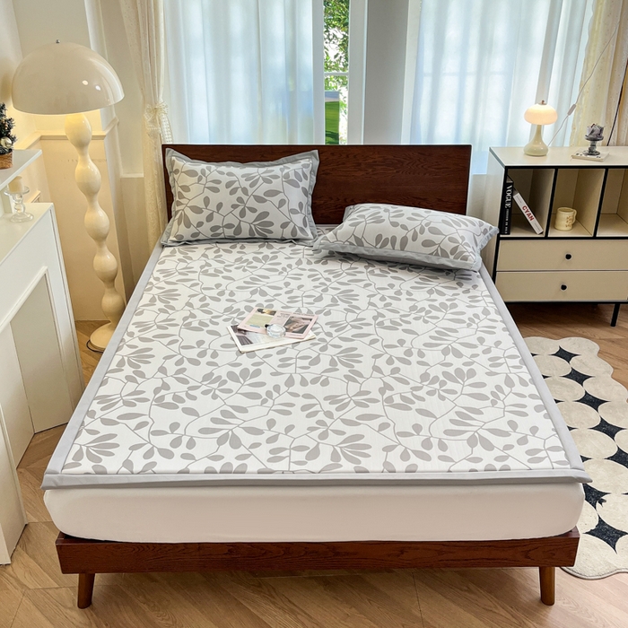 91家纺网 家纺一手货源 找家纺 宜代光年 2025新款冷凝丝提花凉席多功能地垫 凉感叶繁床垫-灰