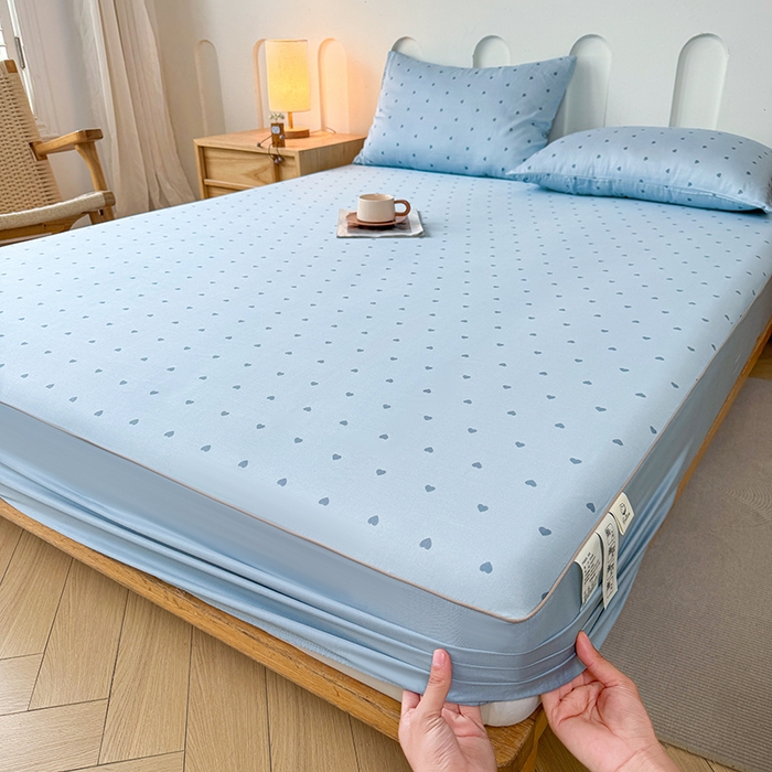 91家纺网 家纺一手货源 找家纺 笠裙家纺 2025新款进口凉感莱赛尔天丝床笠套三件套 爱心蓝